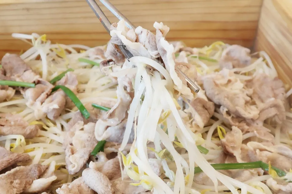 깻잎에 야채와 함께 싼 오리고기