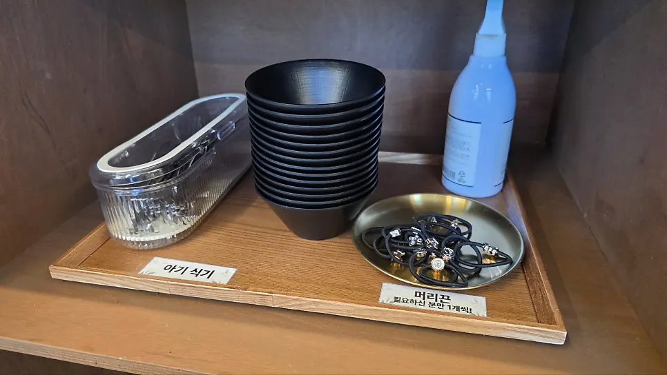 Corner with kids' tableware and hair ties