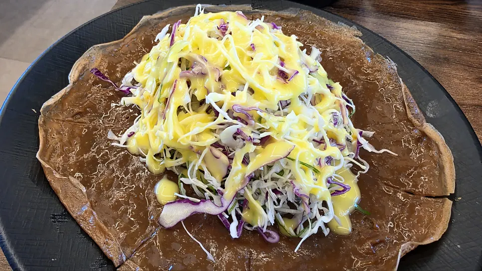 Golden-fried acorn jelly pancake with salad