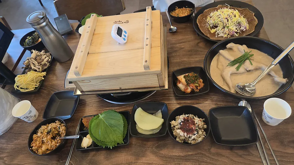 The lunch set table at Keunsawi Ori Jip after the meal