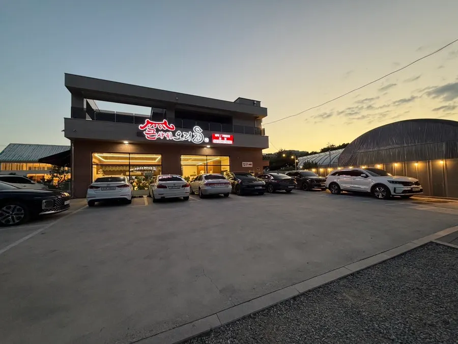 Spacious parking lot right in front of the restaurant