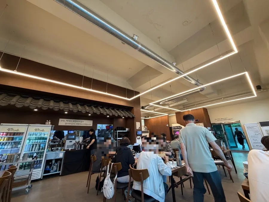 Interior of Keunsawi Ori Jip with widely spaced tables