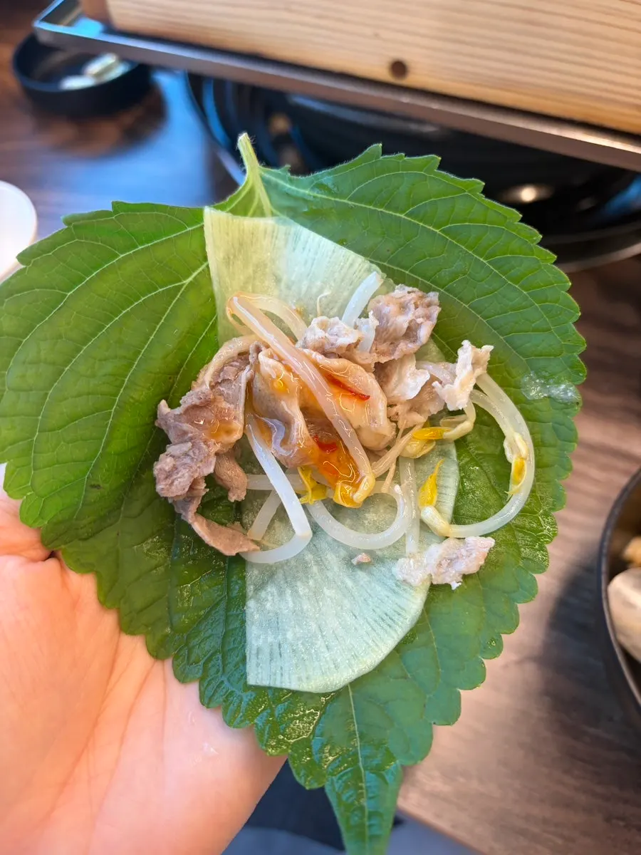 Steamed duck meat placed on a lettuce wrap