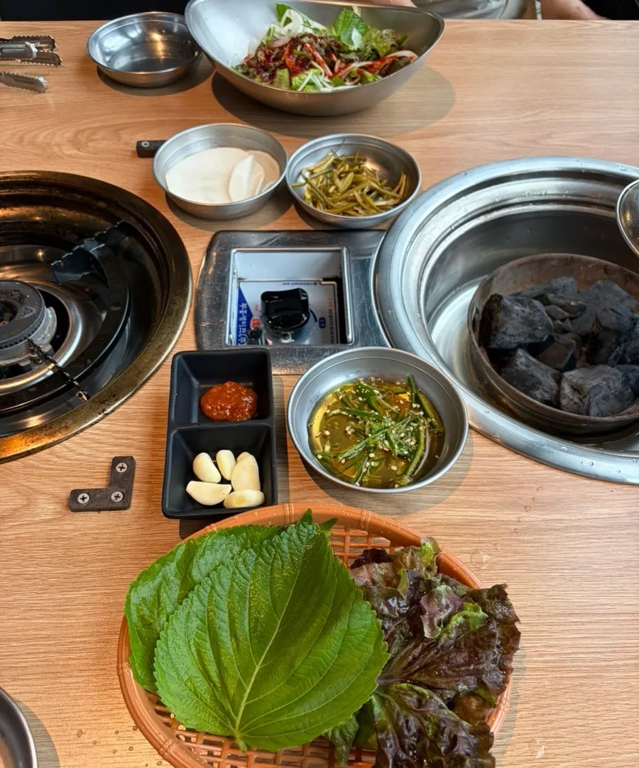 쌈채소와 쌈무 등 기본 반찬 상차림