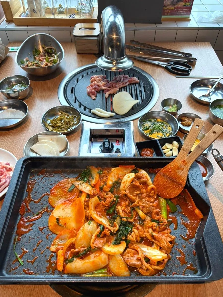 서비스로 나온 오리곰탕 뚝배기