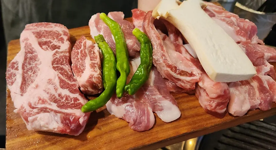 Grill and basic table setting before ordering