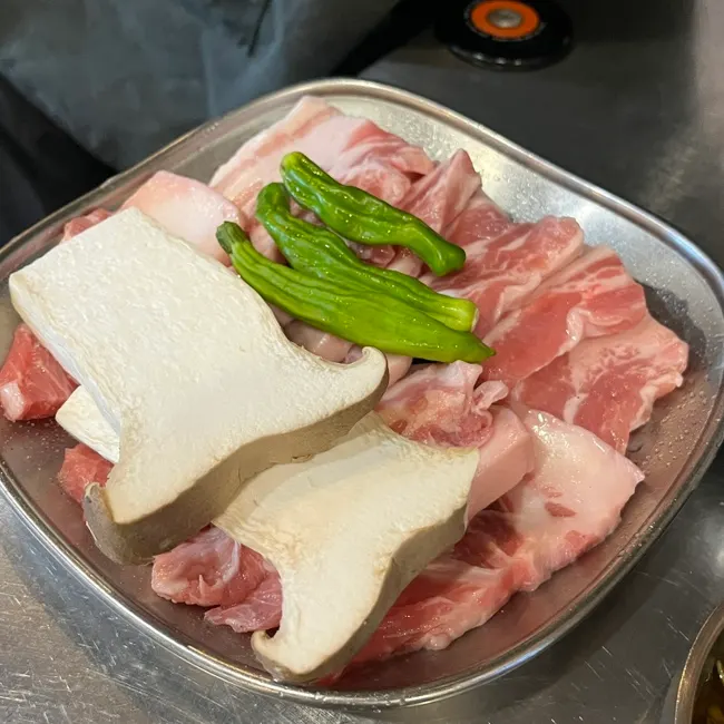 Prices for fresh Korean pork belly and chewy pork jowl