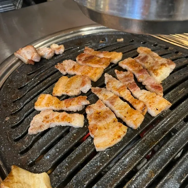 Grilled fresh pork belly and chewy pork jowl