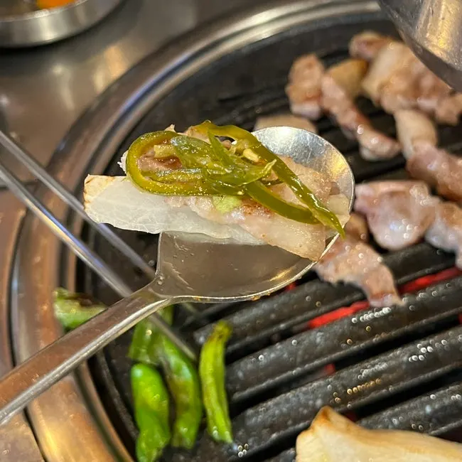 Salted hairtail innards and grilled white kimchi