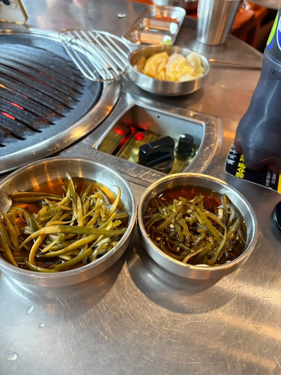 Pickled shredded peppers served with meat
