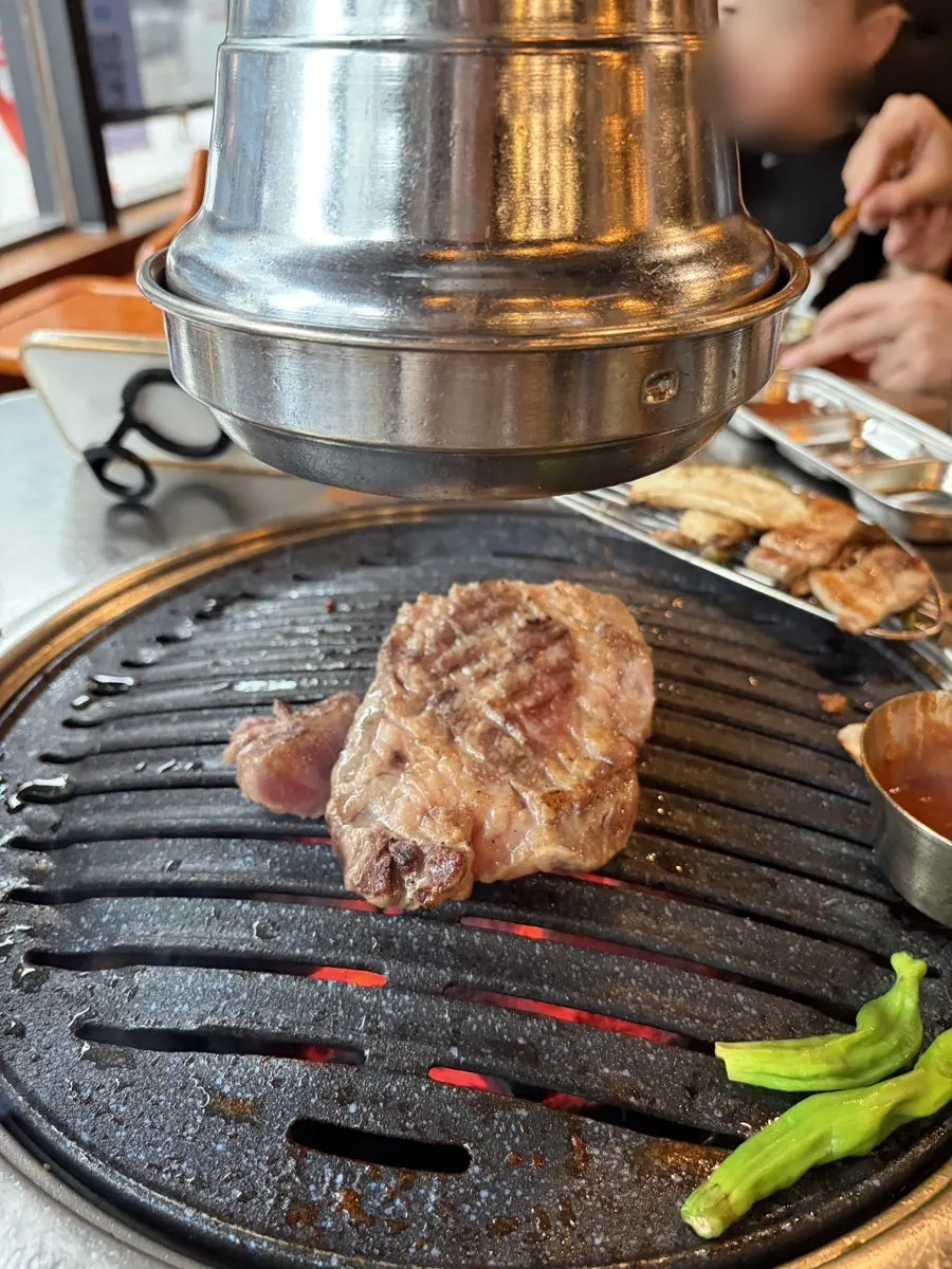 追加の目살を焼いている様子