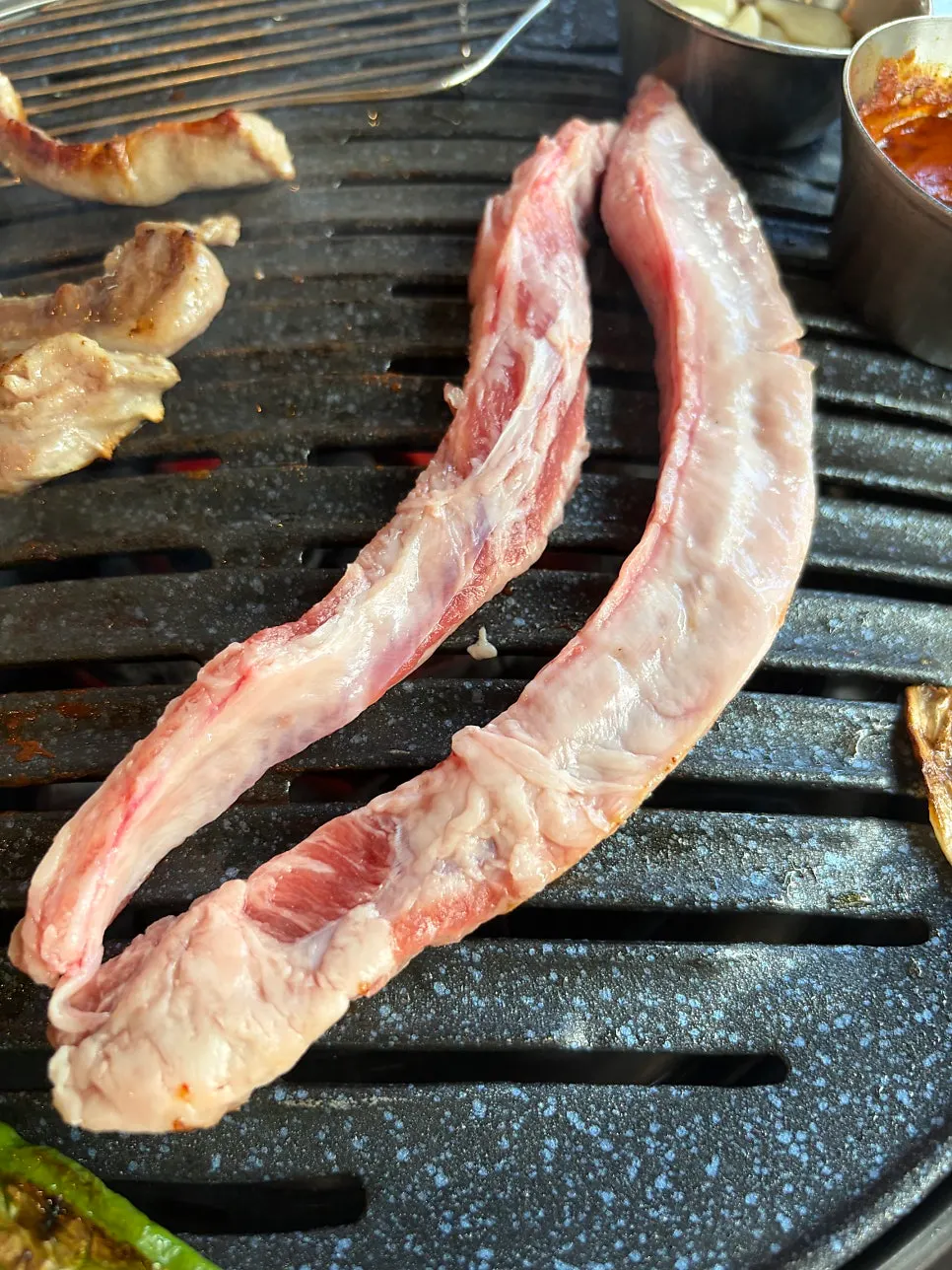 구워지는 늑간살 클로즈업