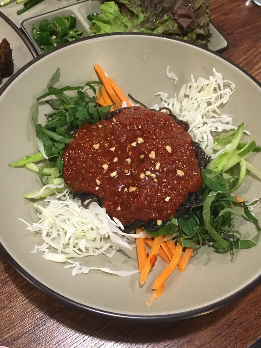 서비스로 제공된 과일 막국수