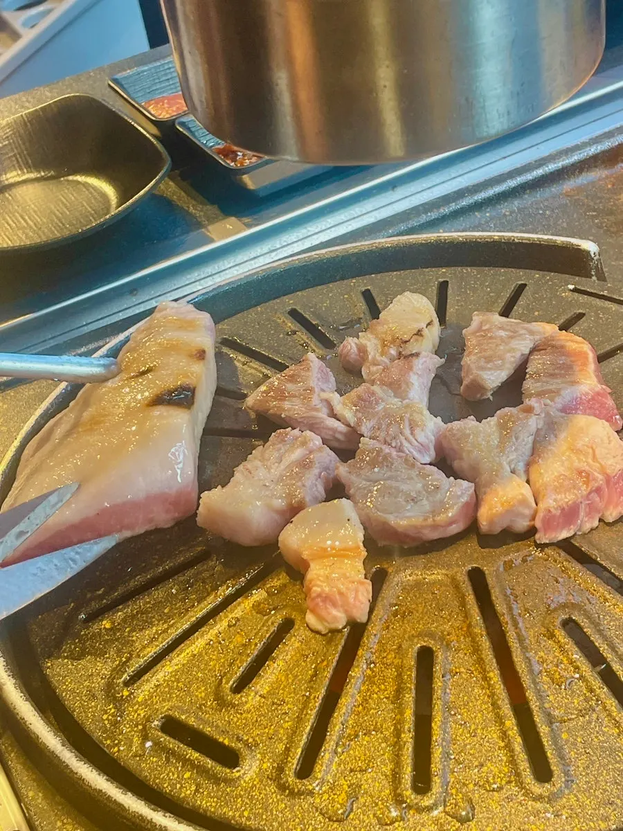 Meat grilled at the table by cut