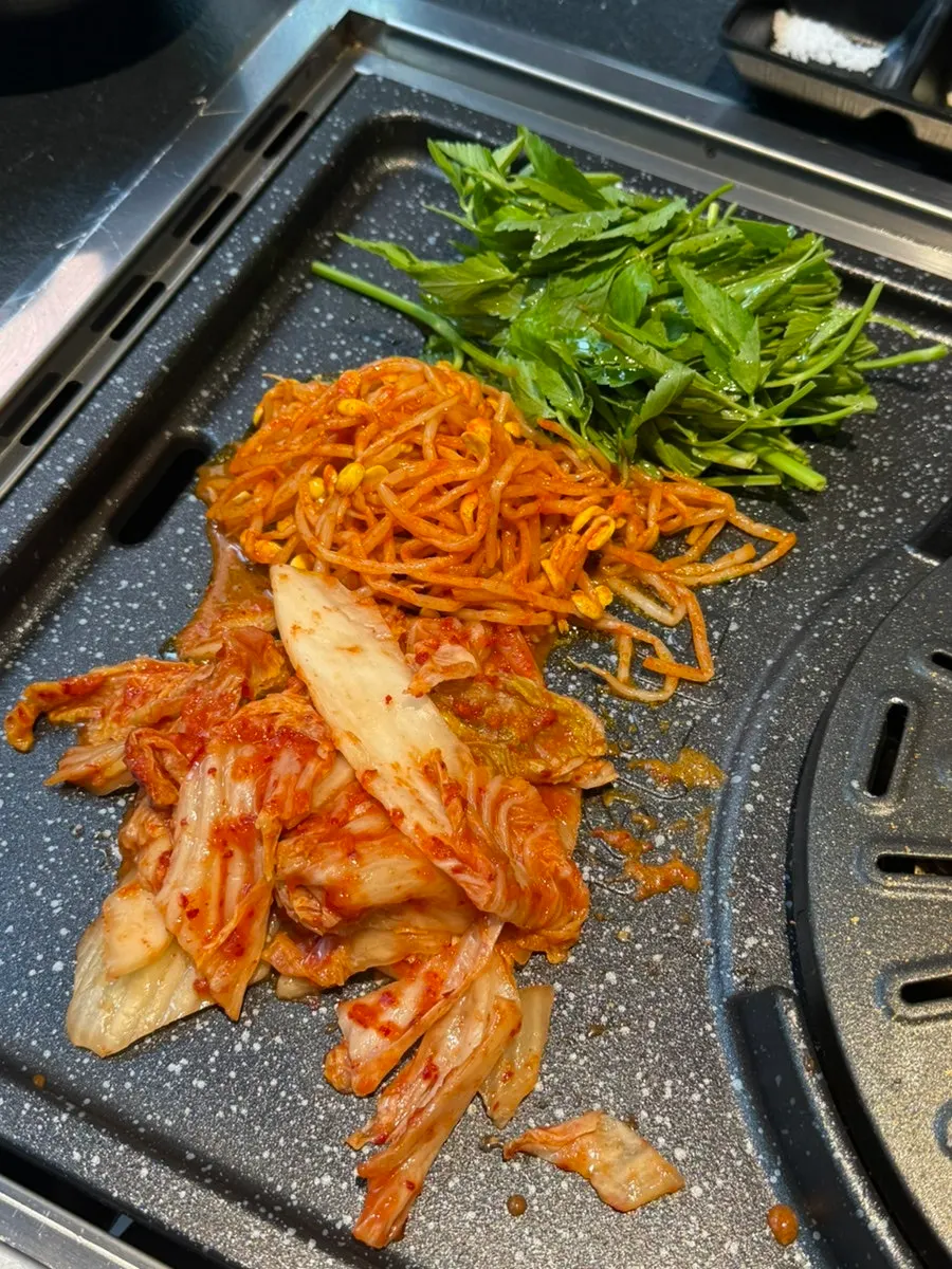Foto de la mesa con samgyeopsal y acompañamientos