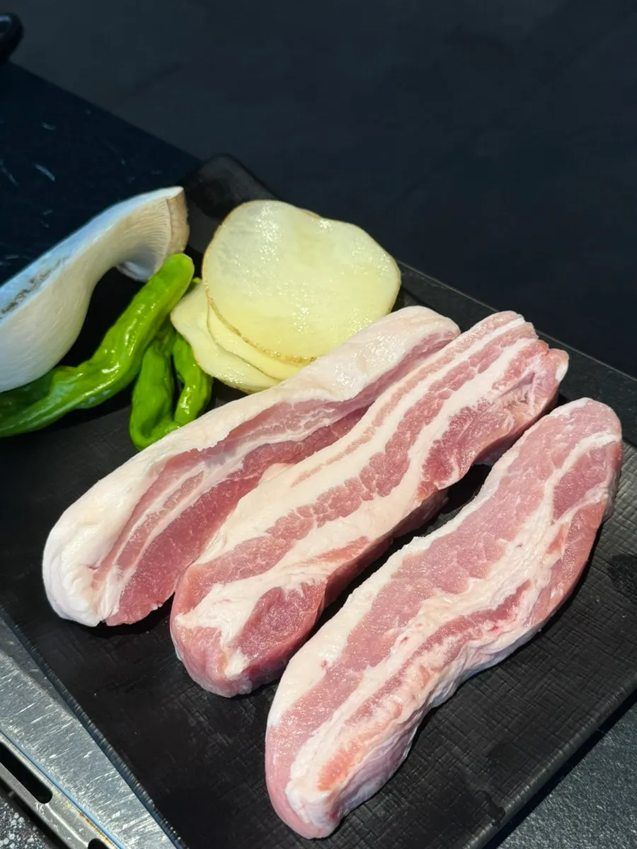 Kimchi, brotes de soja y minari sobre la plancha