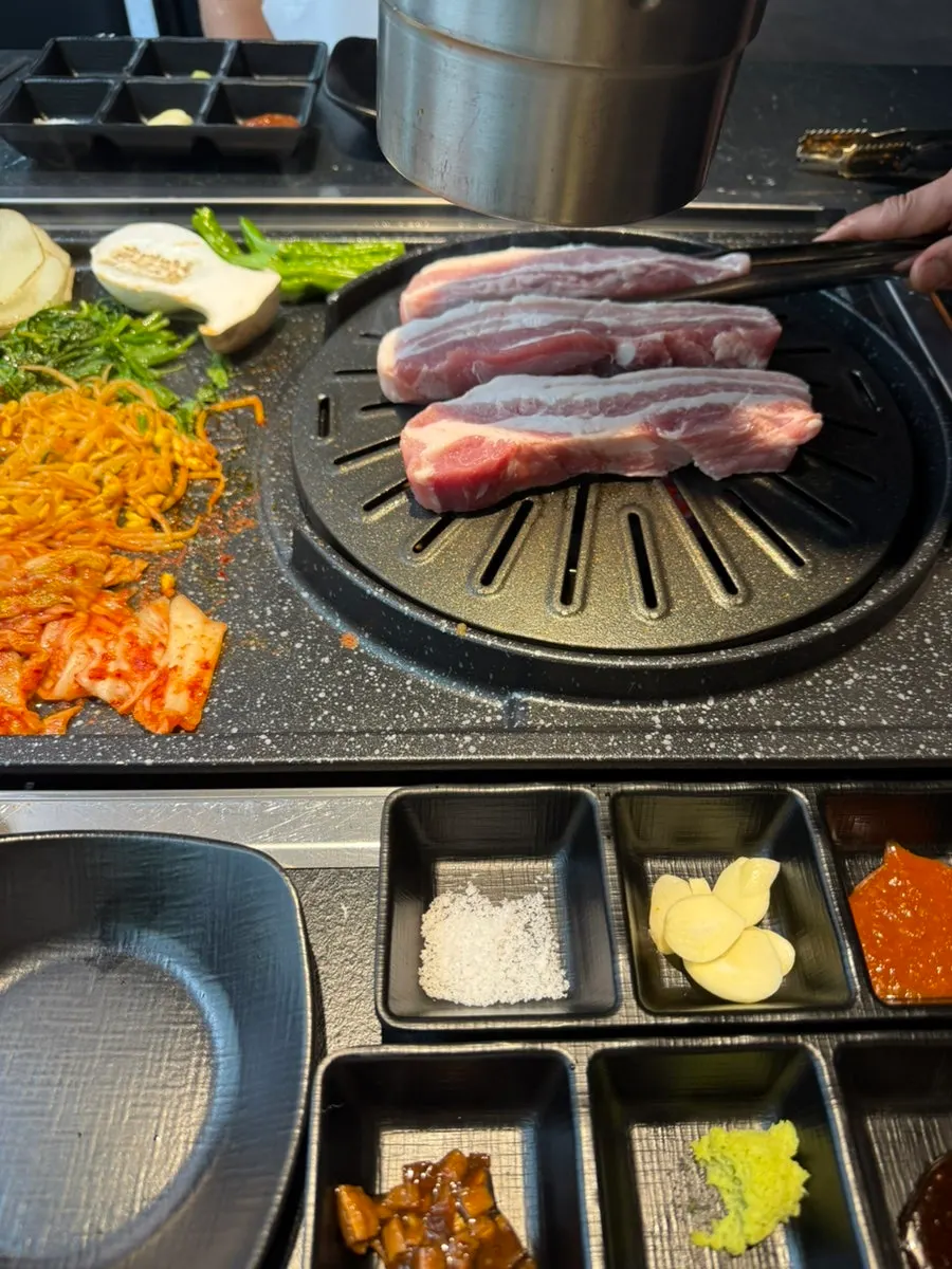 Foto de las 3 porciones de samgyeopsal con verduras
