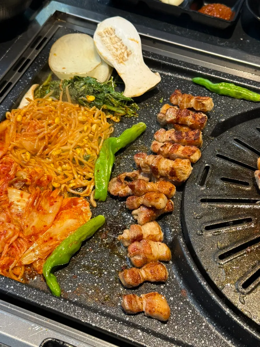 Samgyeopsal asado con salsas de acompañamiento