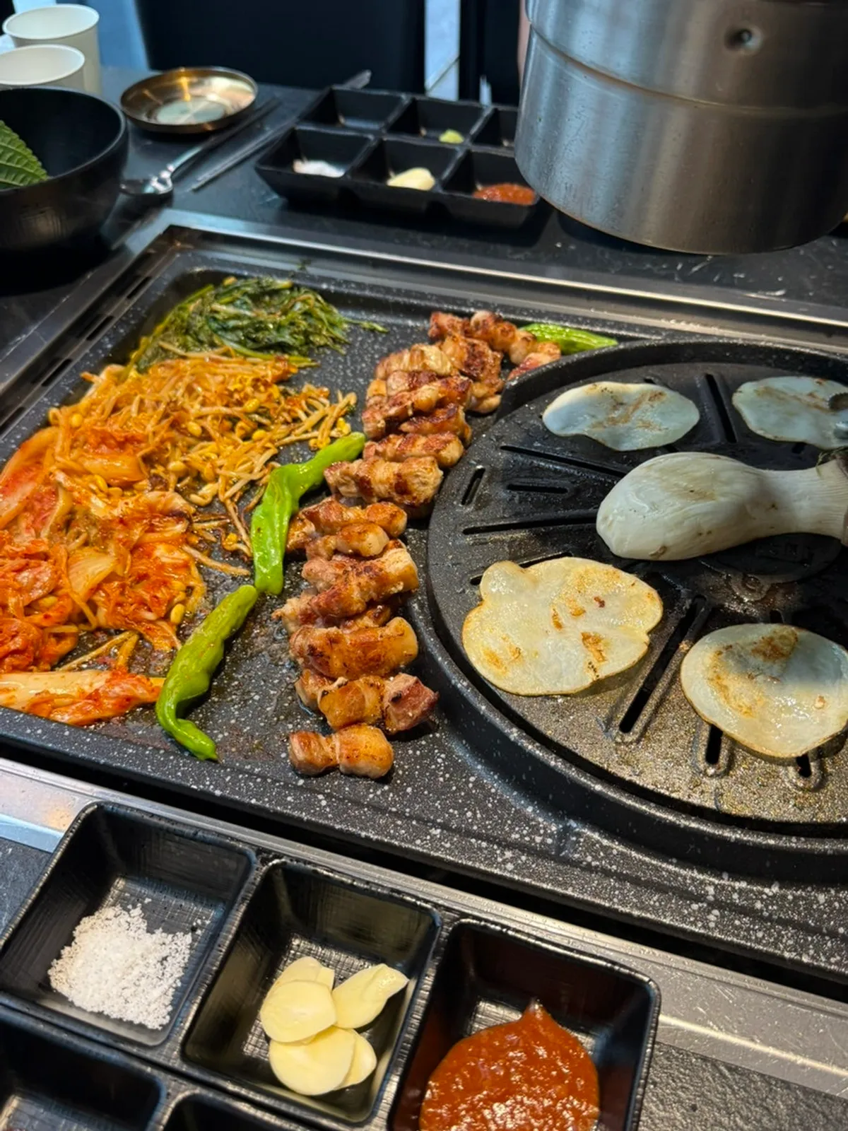 Patatas finas asándose a fuego bajo