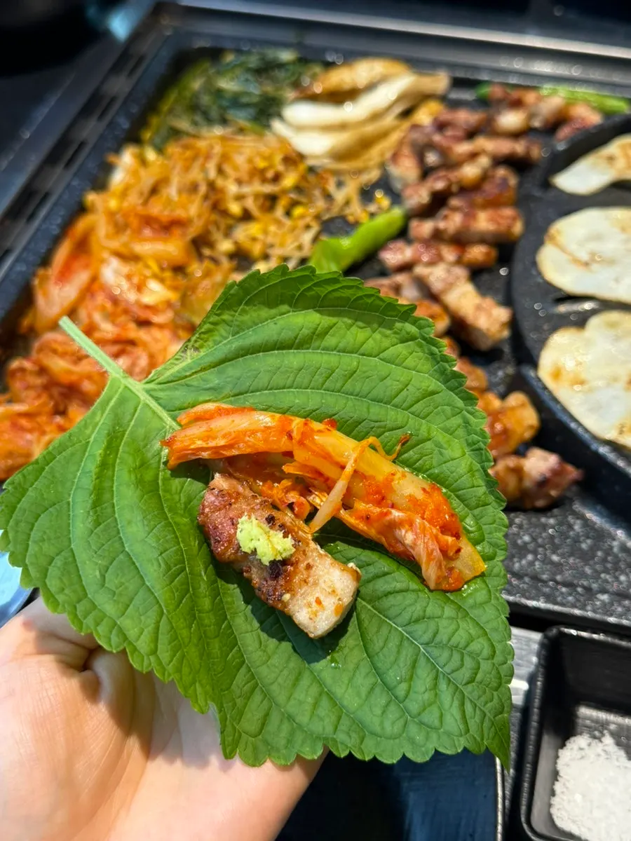Wasabi con shiitake y maneuljjong de acompañamiento