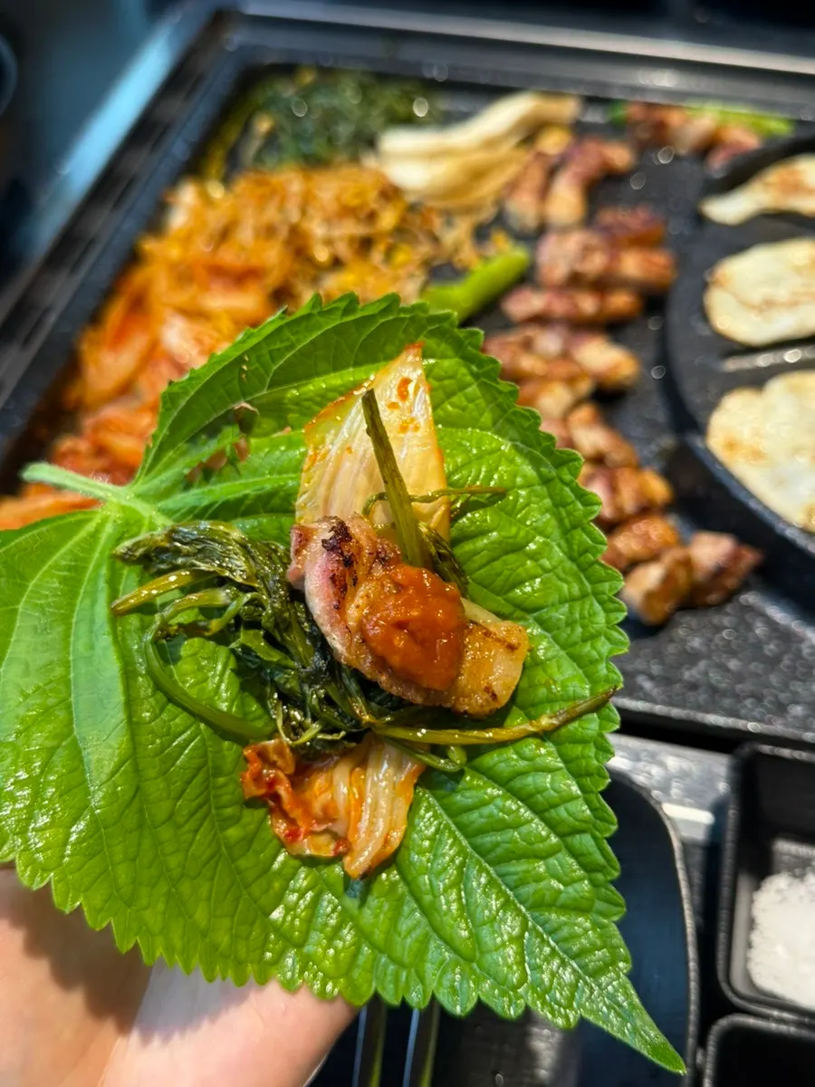 Combinación de samgyeopsal con maneuljjong