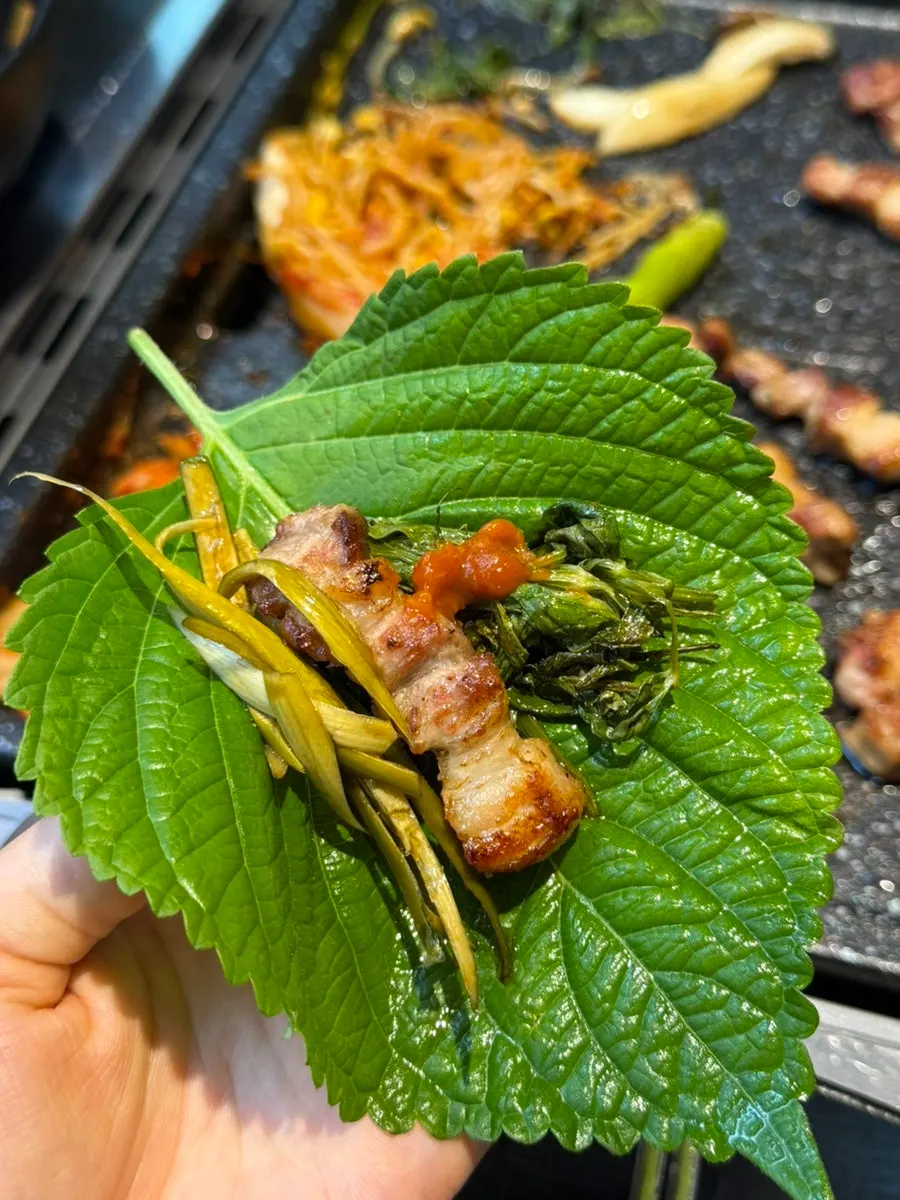 Acompañamientos servidos junto al samgyeopsal