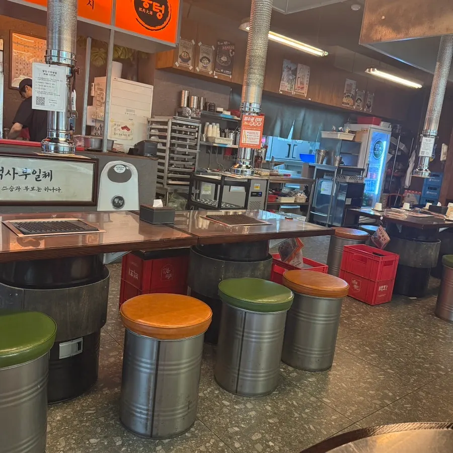 Restaurant with chargers and convenience items