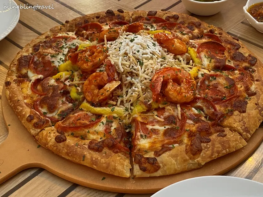 Whole pastry pizza topped with pepperoni and bulgogi