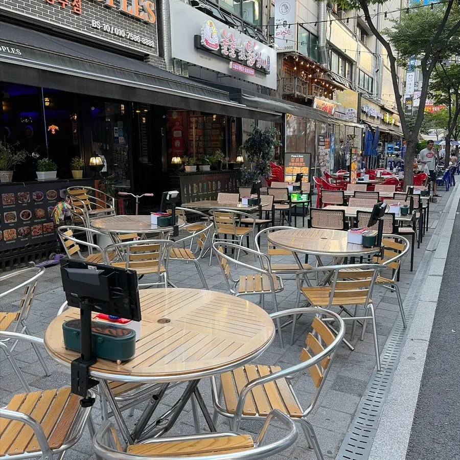 피플앤피플즈 야외 테라스 좌석