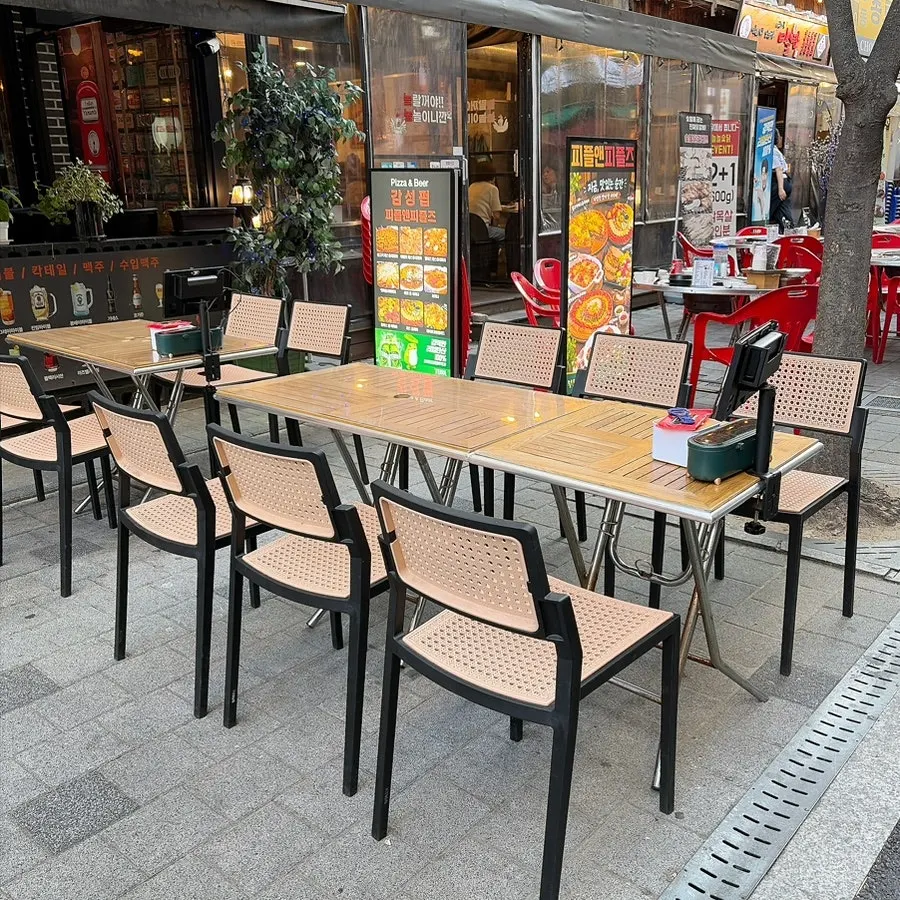 선선한 날씨의 상동 야장 테이블 풍경