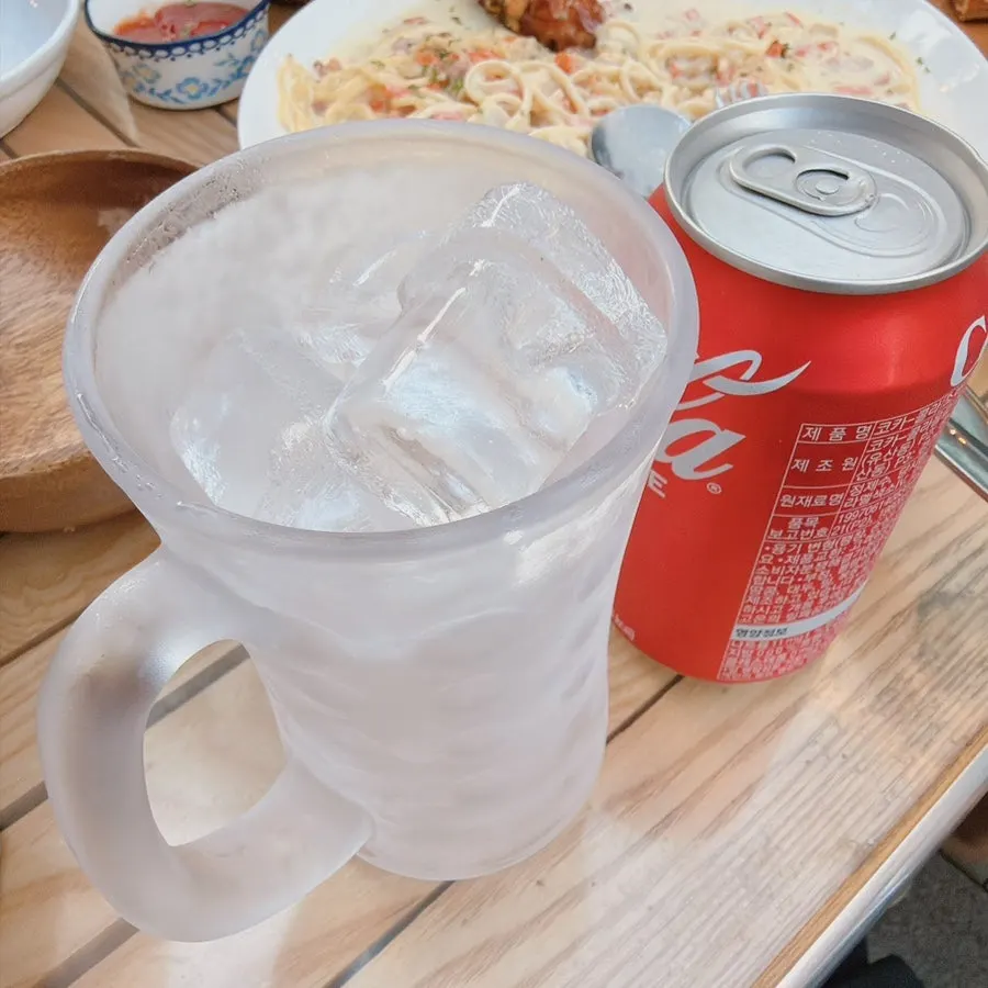 얼음잔에 따라 나온 콜라