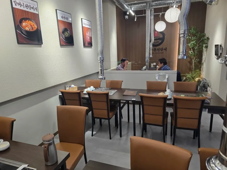 Clean, tidy interior of Gochang Pungcheon Eel