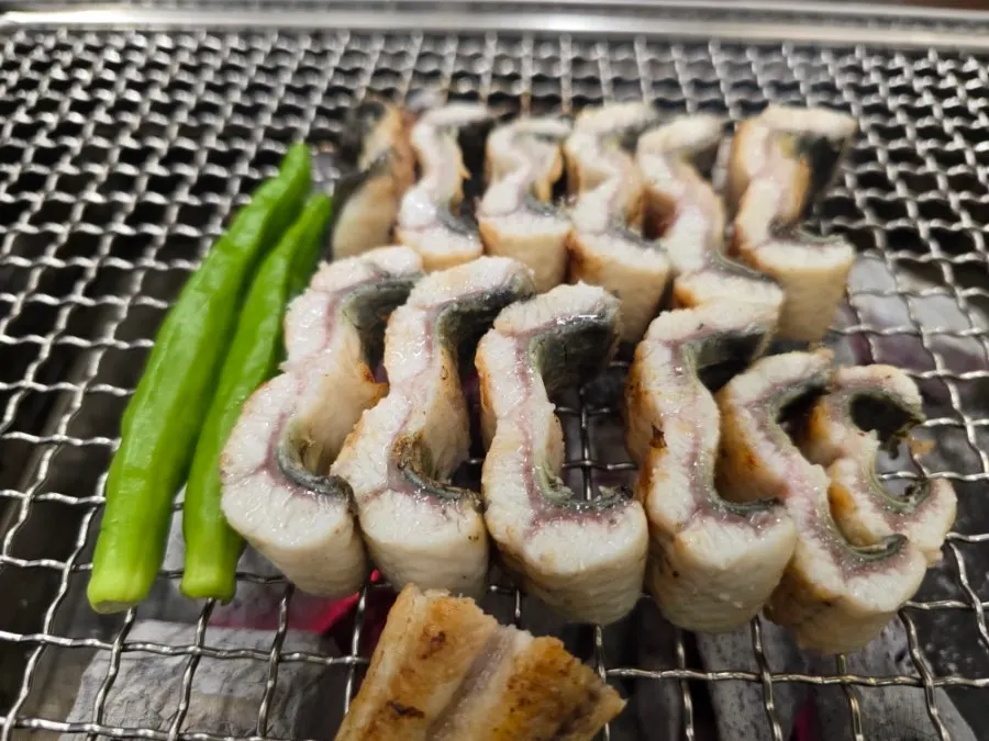 Grilled eel served with ginger and other pairings