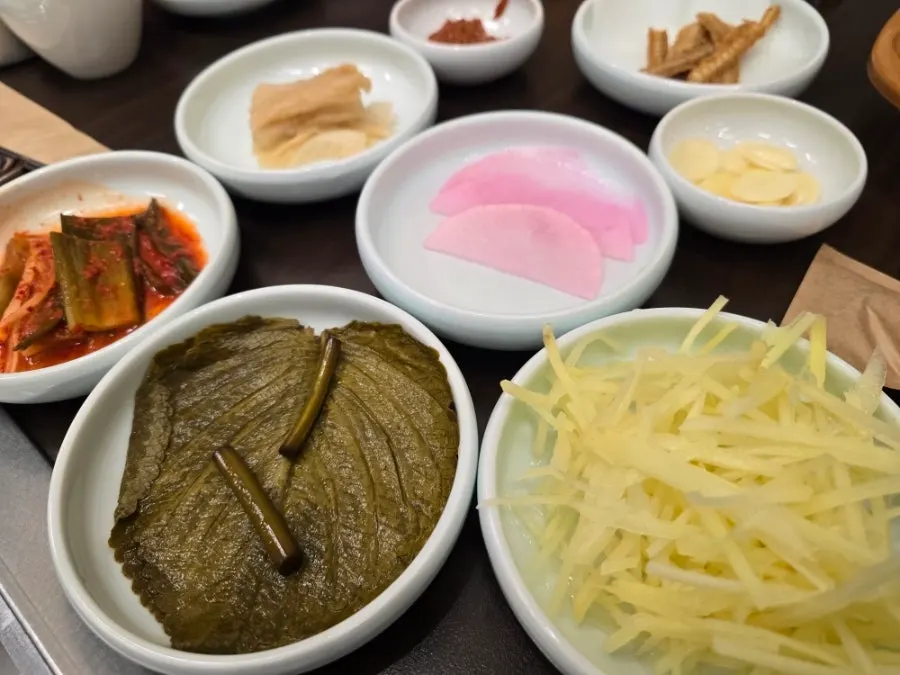 Side dishes served alongside the grilled eel