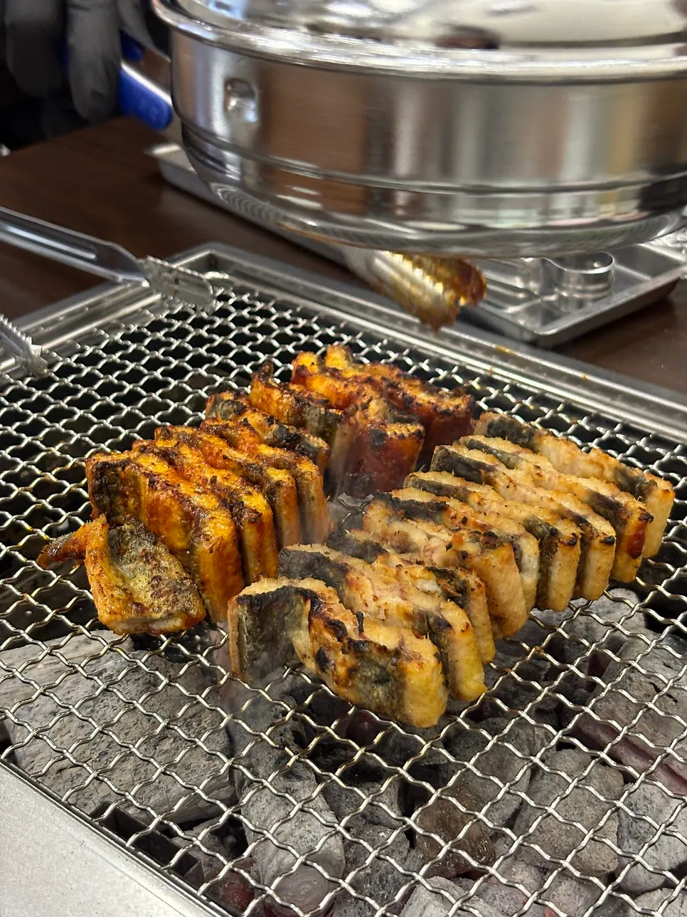 참숯과 초벌 장어구이