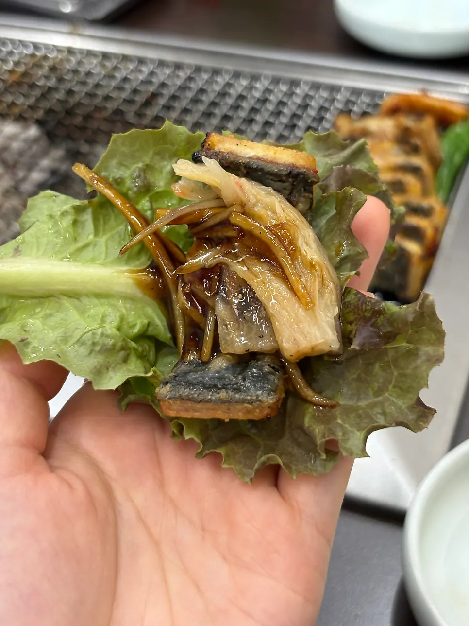 두툼한 소금 장어구이