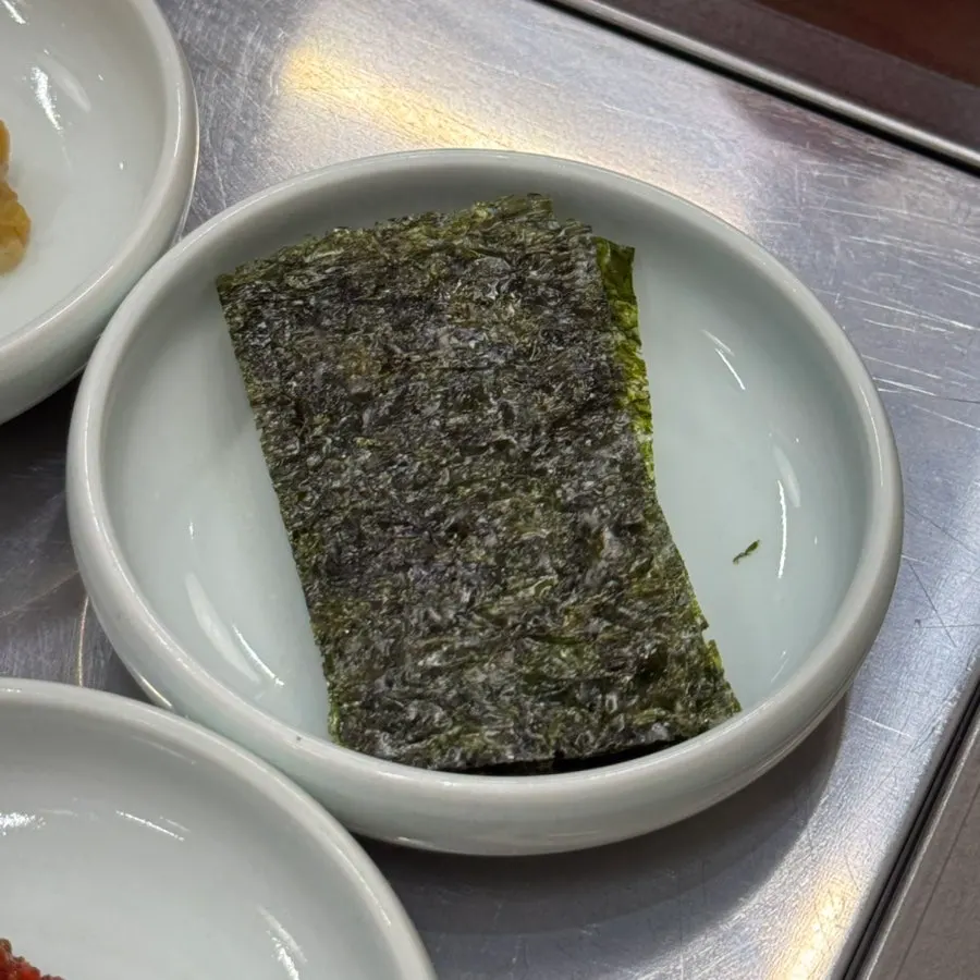 상 위에 차려진 밑반찬 전체