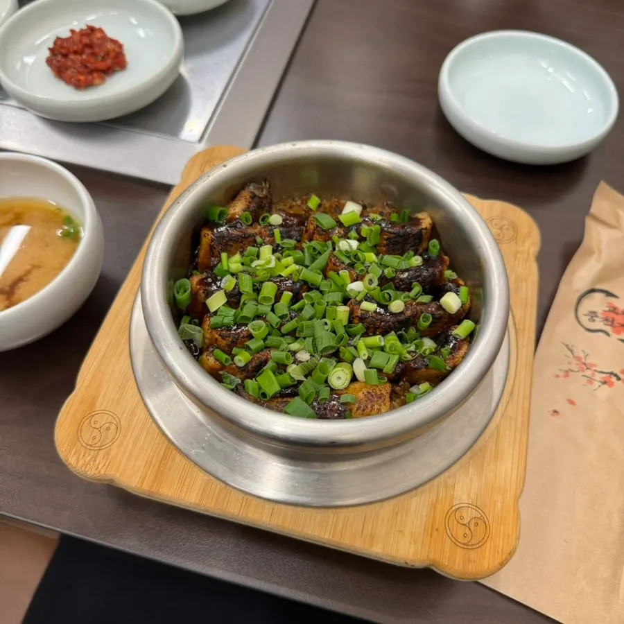 숟가락으로 떠올린 큼직한 장어 한 조각