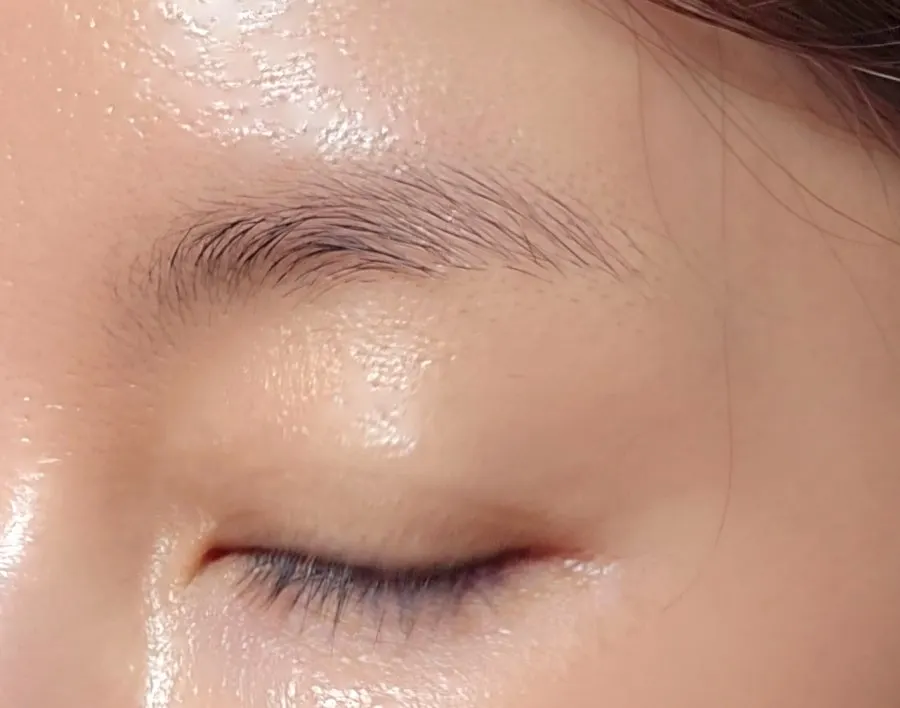 시술 전 눈썹 형태 조율 장면