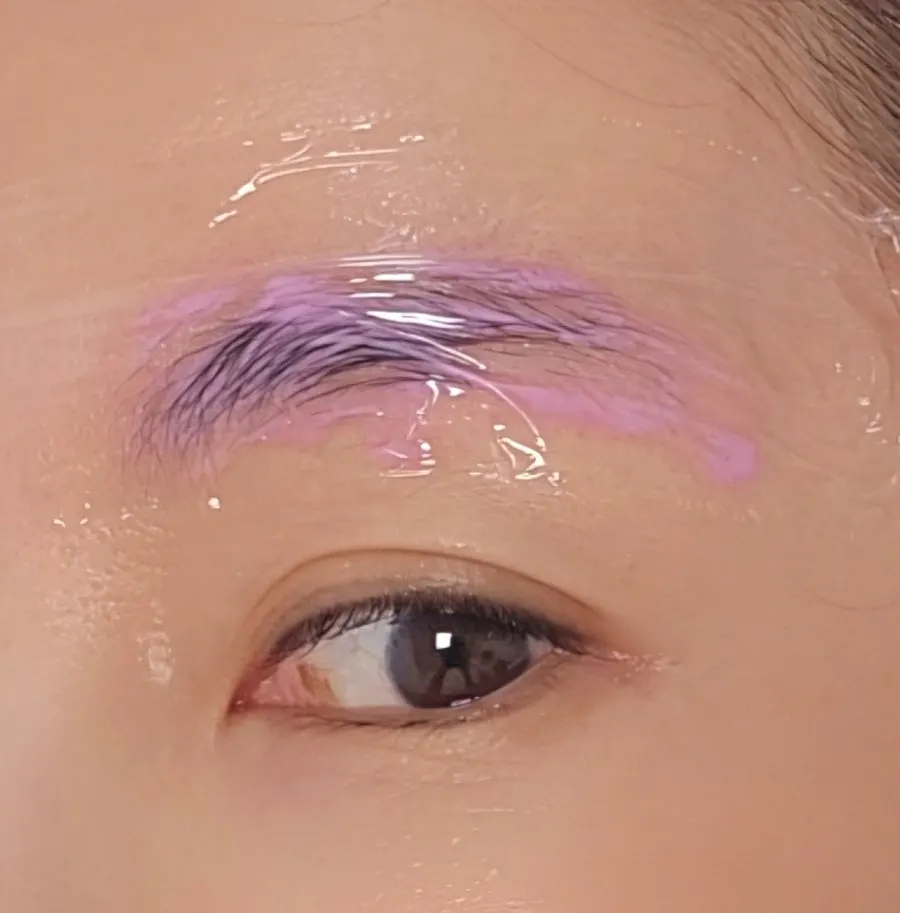 마취 크림 도포 상태의 눈썹 세로 컷
