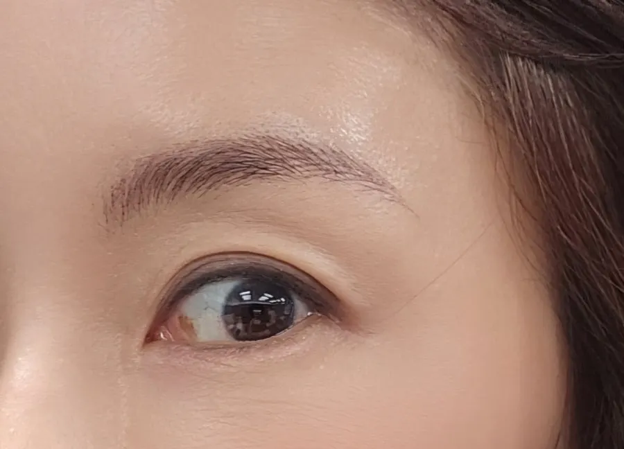 헤어스트록 눈썹으로 정리된 일상 모습