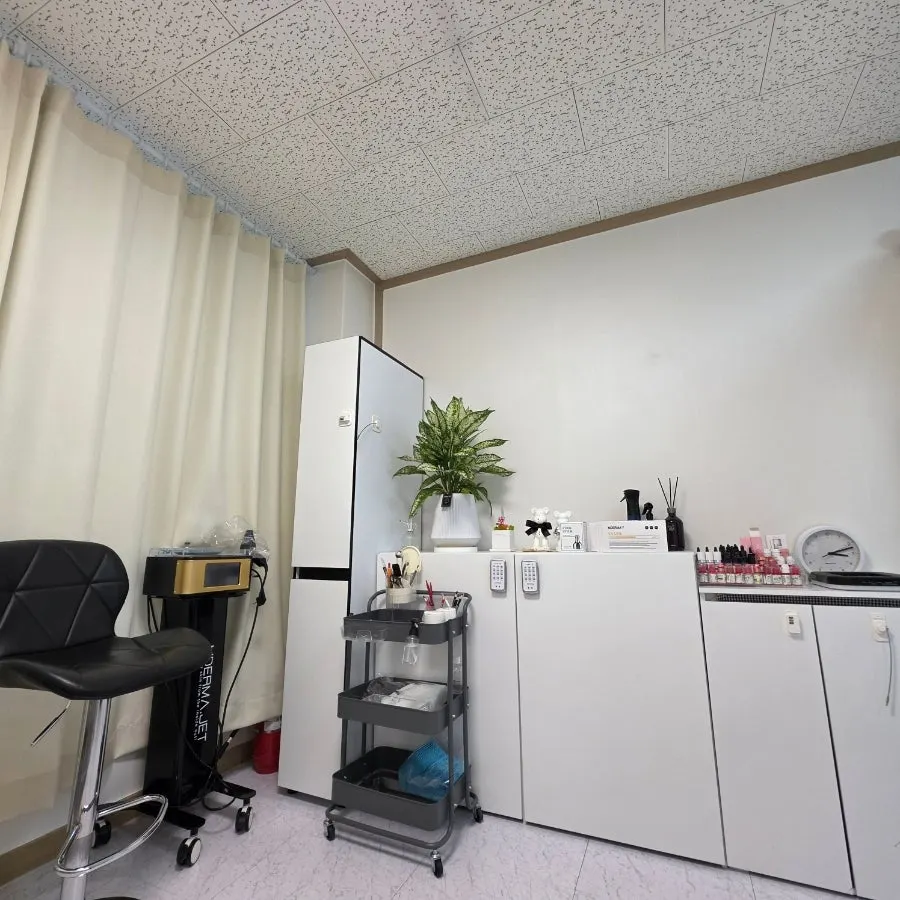 Treatment room where the eyebrow tattoo procedure took place