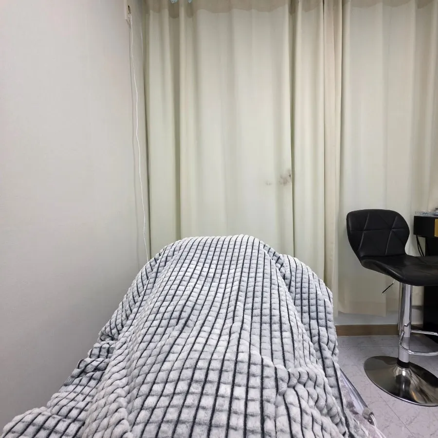 Procedure bed in the From Nana treatment room