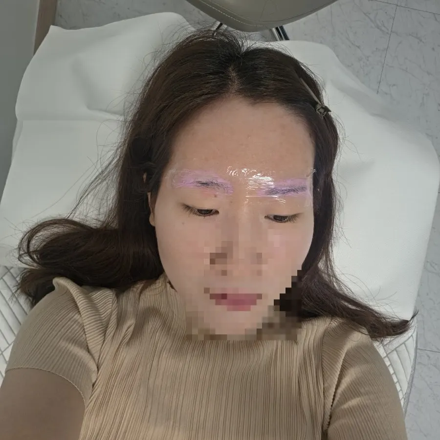 Eyebrows waiting after numbing cream application
