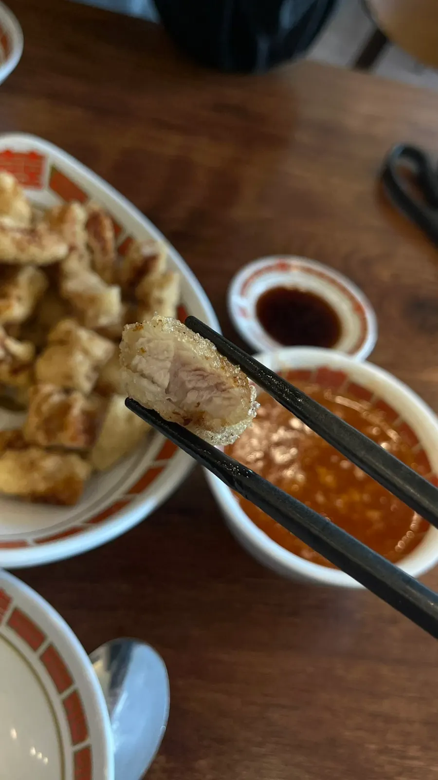 마늘 소스에 찍은 탕수육 조각