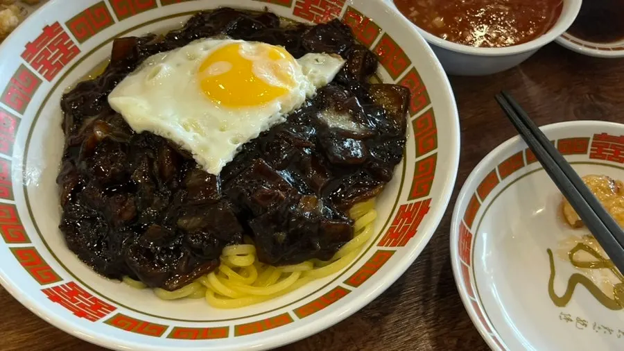 함께 나온 짜장면과 해물짬뽕