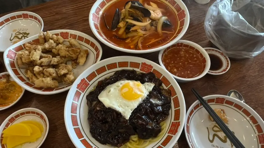 짜장면과 탕수육을 함께 담은 모습