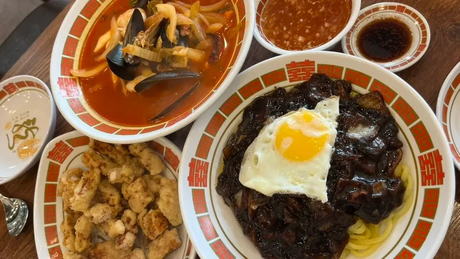 짜장면 위에 올린 탕수육 한 조각