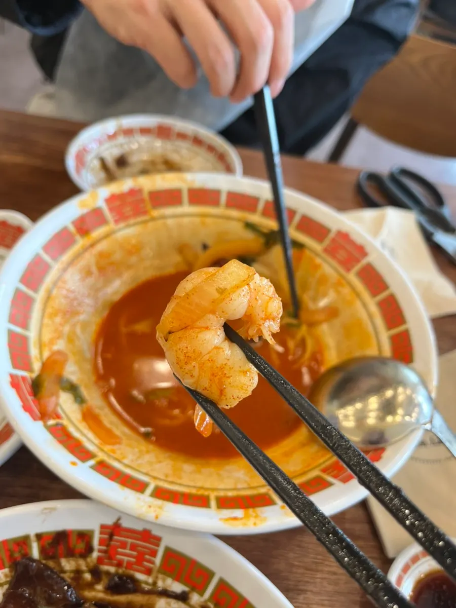 짬뽕 면과 국물 클로즈업