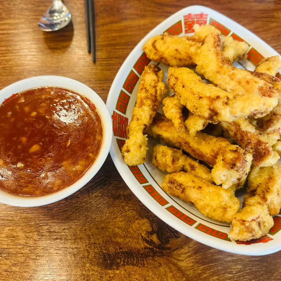 Freshly served garlic tangsuyuk and seafood jjamppong table setting
